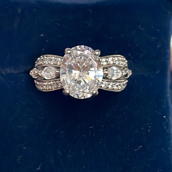 SOLD - Infinite Splendor Ring - Diamonisse; centre stone - 2.5 carats - Picture 4 of 11